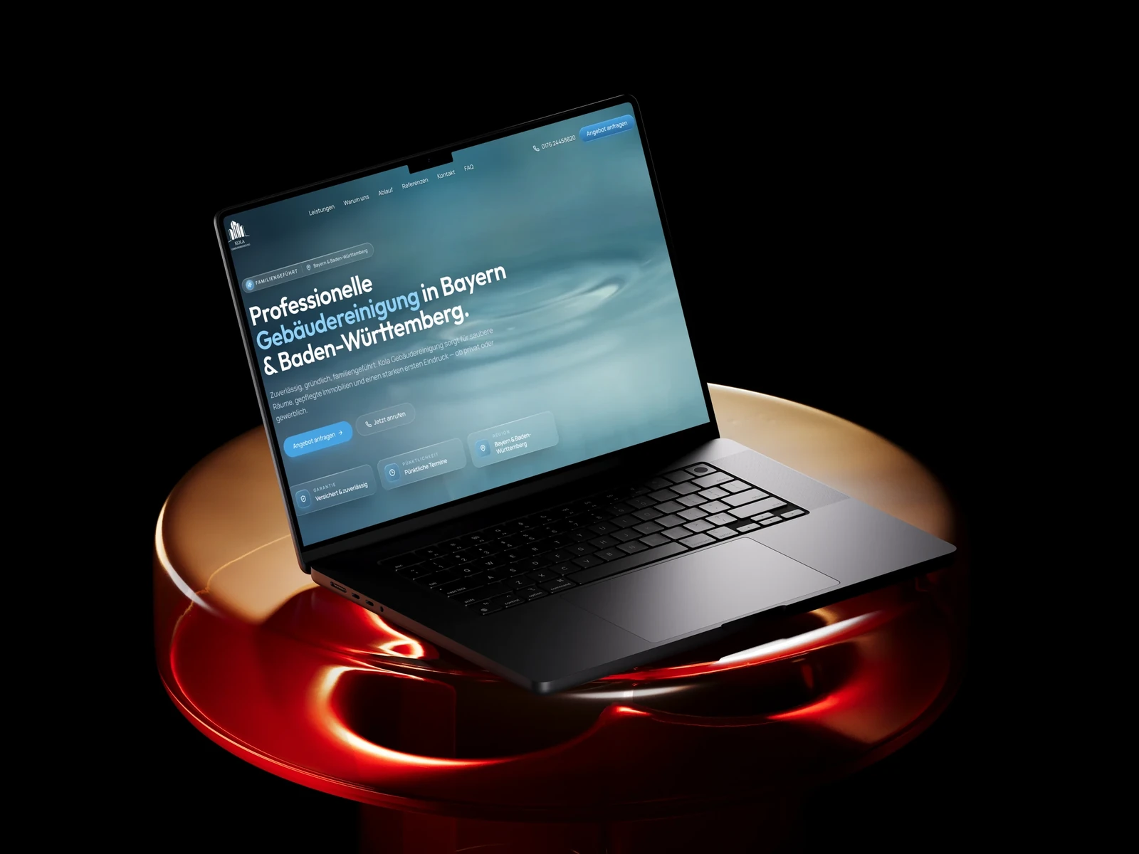 Kola Gebäudereinigung: Website mit Leistungsübersicht auf einem Laptop